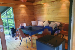 Blick ins Wohnzimmer im  Blockbohlenhaus in Verchen