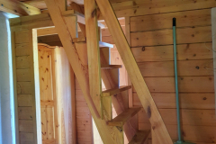 Die unfallträchtige steile Hühnerleiter in Blockbohlenhaus