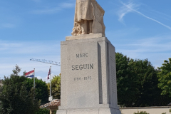 Flusskreuzfahrt Etappe 9 – Passerelle Marc Seguin in Tournon-sur-Rhône. Denkmal Marc Seguin