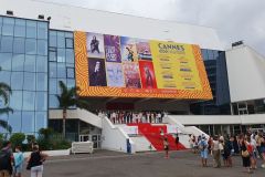 Reise Lyon Cote d´Azur. Menschen warten vor Festspielhaus auf Werner Deck