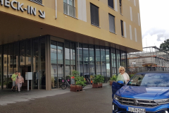 Rückreise von der Côte d’Azur – heim nach Eggenstein.  Vor Hotel auf Rita gewartet. 