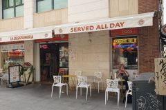 Sandwich-essen-in-Eckkneipe-in-Malaga-15