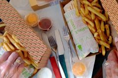 Abendessen-im-Hotel-in-Paris-geholt-bei-MC-WASHINGTON-um-die-Ecke-