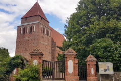 Dorfkirche in Jördenstorf – mittelalterlicher Feldsteinbau mit Fachwerkturm