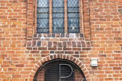 Woostener Dorfkirche aus Feld- und Backstein – Bauwerk aus dem 13. Jahrhundert