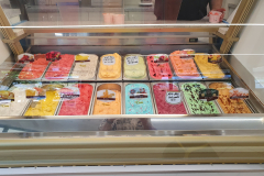 Drei Becher Eis mit Sahne aus dem Eiscafé für die Physiotherapie