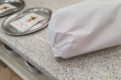 Drei Becher Eis mit Sahne aus dem Eiscafé für die Physiotherapie