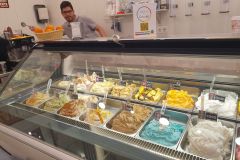 Heimweg-zum-Hotel-in-Malaga-mit-einer-Eiskugel-05