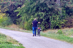 Kraichgau-Radtour: Peter schiebt sein E-Bike den Berg hoch
