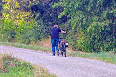 Kraichgau-Radtour: Peter schiebt sein E-Bike den Berg hoch