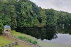 Morgendlicher Ausblick auf den Schlosspark Bellin – alte Bäume, Rasenflächen und friedliche Atmosphäre