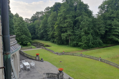 Schlosspark Bellin im Morgenlicht – Fensterblick aus dem Apartment im Jagdschloss