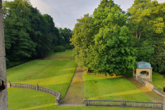 Blick aus dem Fenster des Jagdschlosses Bellin in den gepflegten Schlosspark mit sattem Grün