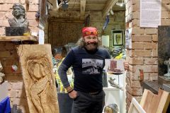 Pavel Miguel bei der Arbeit in seinem Atelier in Berghausen, wo die monumentalen Buchskulpturen entstanden.