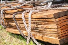 Sechs übergroße Bücher aus Holz, jedes einzelne rund 200 Kilogramm schwer