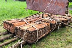 Sechs übergroße Bücher aus Holz auf dem Floß