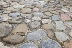 Stolperfalle-Flusskiesel-auf-der-Terrasse-Historischer-Brauereigasthof-Hirsch-03