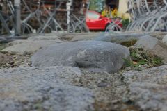 Stolperfalle-Flusskiesel-auf-der-Terrasse-Historischer-Brauereigasthof-Hirsch-12