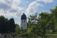 Kompetente-Fuehrung-ueber-die-Fraueninsel-mit-vielen-Informationen-07