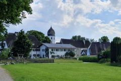 Kompetente-Fuehrung-ueber-die-Fraueninsel-mit-vielen-Informationen-22