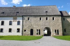 Kompetente-Fuehrung-ueber-die-Fraueninsel-mit-vielen-Informationen-34
