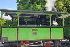 Fahrt-mit-der-historischen-Chiemsee-Bahn-zum-Hafen-von-Prien-07
