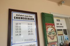 Fahrt-mit-der-historischen-Chiemsee-Bahn-zum-Hafen-von-Prien-16