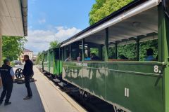 Fahrt-mit-der-historischen-Chiemsee-Bahn-zum-Hafen-von-Prien-19