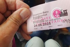 Fahrt-mit-der-historischen-Chiemsee-Bahn-zum-Hafen-von-Prien-22