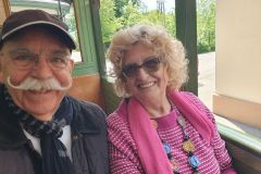 Fahrt-mit-der-historischen-Chiemsee-Bahn-zum-Hafen-von-Prien-25