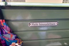Fahrt-mit-der-historischen-Chiemsee-Bahn-zum-Hafen-von-Prien-28