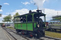 Fahrt-mit-der-historischen-Chiemsee-Bahn-zum-Hafen-von-Prien-31
