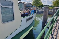 Fahrt-mit-dem-Schiff-vom-Hafen-in-Prien-am-Chiemsee-zur-Fraueminsel-07