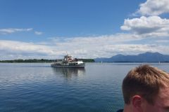 Fahrt-mit-dem-Schiff-vom-Hafen-in-Prien-am-Chiemsee-zur-Fraueminsel-13