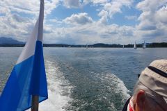 Fahrt-mit-dem-Schiff-vom-Hafen-in-Prien-am-Chiemsee-zur-Fraueminsel-16