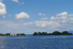 Fahrt-mit-dem-Schiff-vom-Hafen-in-Prien-am-Chiemsee-zur-Fraueminsel-22