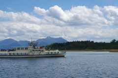 Fahrt-mit-dem-Schiff-vom-Hafen-in-Prien-am-Chiemsee-zur-Fraueminsel-25