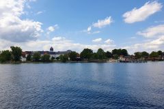 Fahrt-mit-dem-Schiff-vom-Hafen-in-Prien-am-Chiemsee-zur-Fraueminsel-31