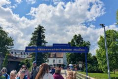 Fahrt-mit-dem-Schiff-vom-Hafen-in-Prien-am-Chiemsee-zur-Fraueminsel-34