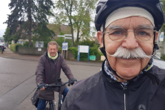 Nach  dem Tourstart ging es zur Friedhofskapelle Hagenbach