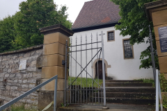 Nach  dem Tourstart ging es zur Friedhofskapelle Hagenbach