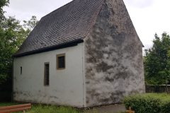 Nach  dem Tourstart ging es zur Friedhofskapelle Hagenbach