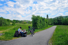 Radtour mit Peter auf der Vier-Täler-Tour im Heilbronner Land. Vesperpause in der Natur am Ortsrand Obersulm