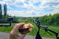 Radtour mit Peter auf der Vier-Täler-Tour im Heilbronner Land. Vesperpause in der Natur am Ortsrand Obersulm