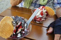 Radtour mit Peter auf der Vier-Täler-Tour im Heilbronner Land. Eisbecher in Neuenstadt