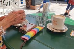 Fruehstueck-gegenueber-der-Markthalle-in-Malaga-Mercado-Central-de-Atarazanas-01