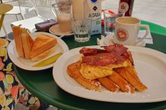 Fruehstueck-gegenueber-der-Markthalle-in-Malaga-Mercado-Central-de-Atarazanas-05