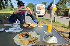 Beim Frühstück an der Strandmuschel - Erich fotografiert, wie ich fotografiere  ;-)