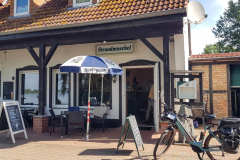 Ruhiger Morgen beim Frühstück an der Strandmuschel am Seeufer