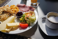 Tisch gedeckt zum Frühstück direkt am Wasser in Verchen